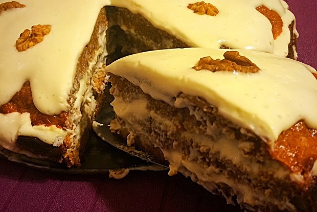 Пряный морковный торт со сметанным кремом