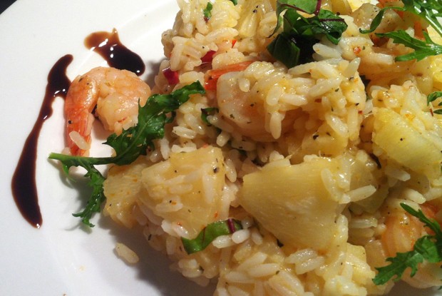 Пряный рис с ананасом, чили, имбирем и креветками