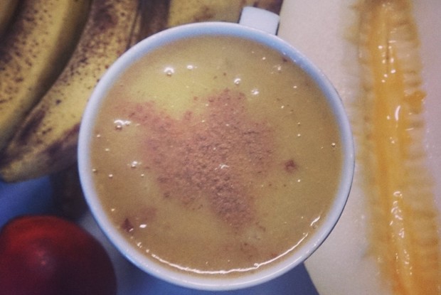 Пряный смузи с бананом, дыней и нектарином