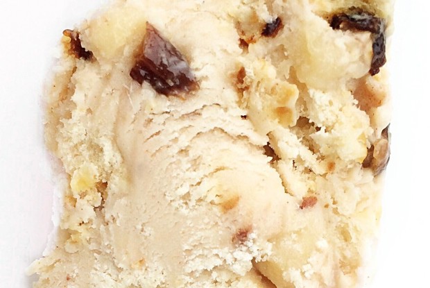 Пряное сливочное мороженое с кусочками марципана и штоллена