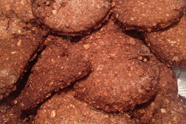 Пряное злаковое печенье с финиками без сахара