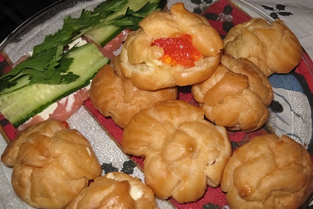 Профитроли с красной икрой и сливочным маслом