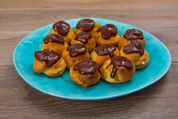 Профитроли с заварным кремом и шоколадом