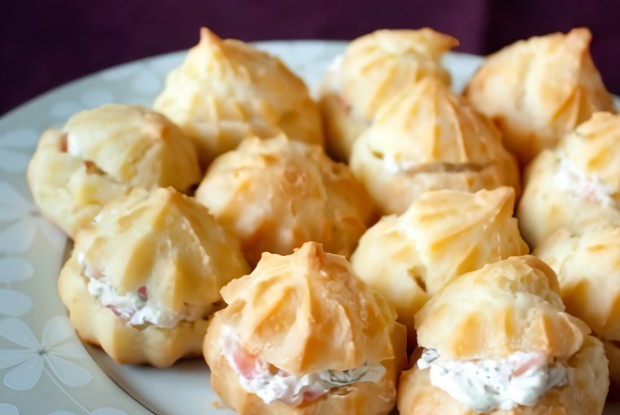 Профитроли со сливочным сыром и лососем