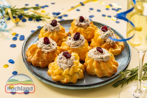 Профитроли со сливочным тунцом и вяленой клюквой