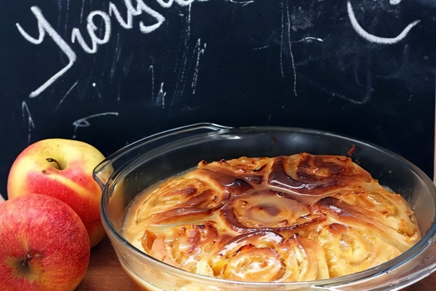 Простая шарлотка с корицей