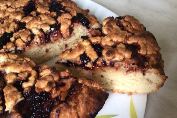 Простая коврижка с вареньем