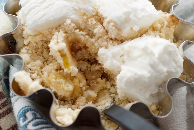 Простой яблочный крамбл с корицей и медом