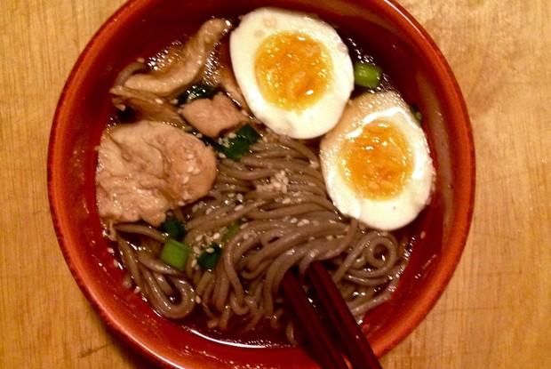 Простой японский суп с гречневой лапшой