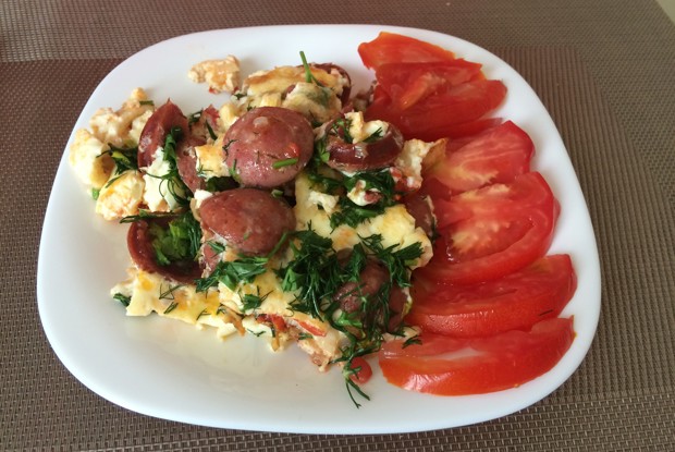Простой омлет с сосисками и помидорами