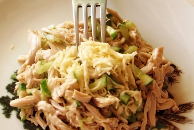 Простой салат с курицей и огурцами