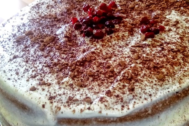 Простой шоколадный торт на кислом молоке с бананами