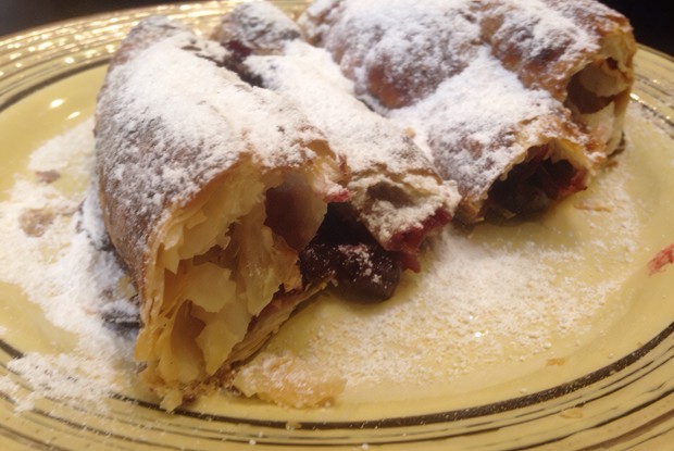 Простой вишневый штрудель