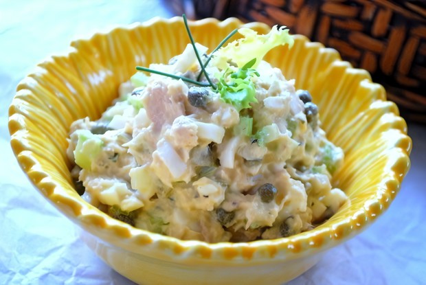 Протеиновый салат с тунцом и крабовыми палочками