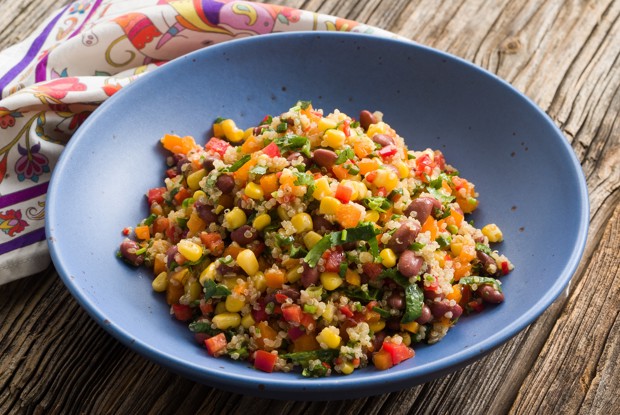 Протеиновый салат с киноа и фасолью