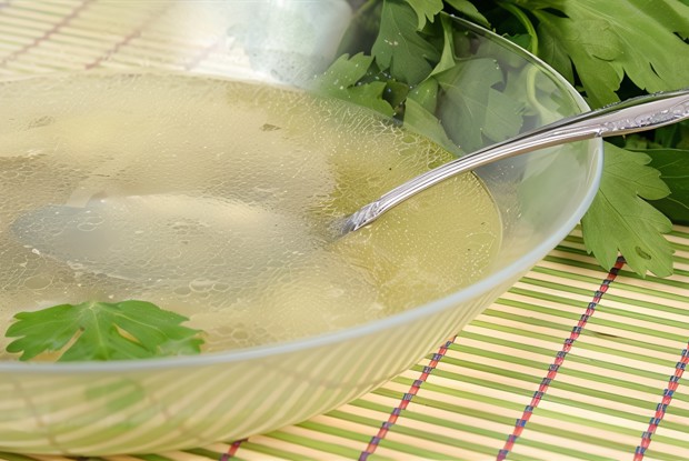 Прозрачный мясной бульон