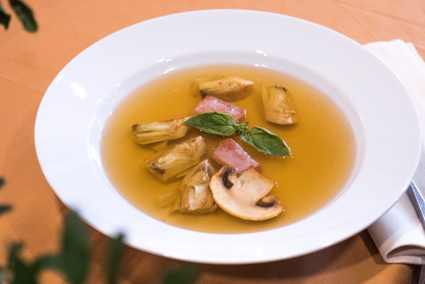 Прозрачный томатный суп