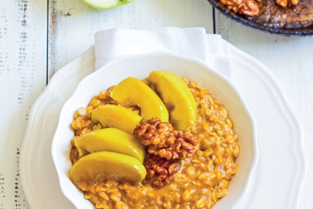 Пряная каша с карамелизованным яблоком и грецким орехом