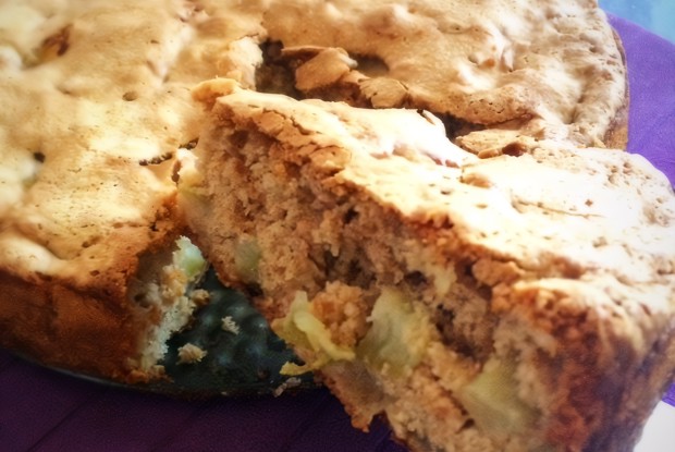 Пряная осенняя шарлотка с ореховым сиропом