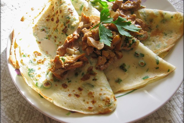 Пряные блинчики с соусом из лисичек