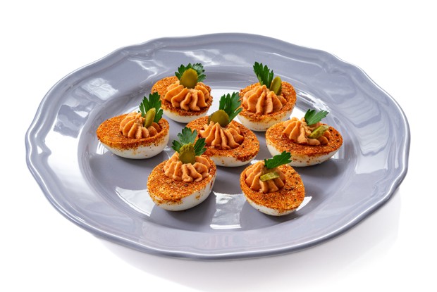 Пряные фаршированные яйца с томатной начинкой