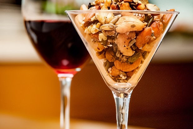 Пряные орехи с чесноком и имбирем