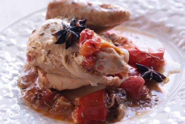 Пряный цыпленок с йогуртом и помидорами