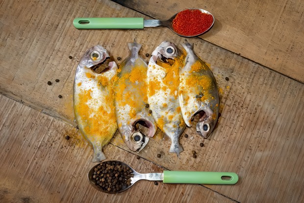 Пряный маринад с куркумой для рыбы на мангале