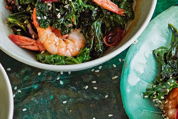 Пряный салат из кудрявой капусты с креветками