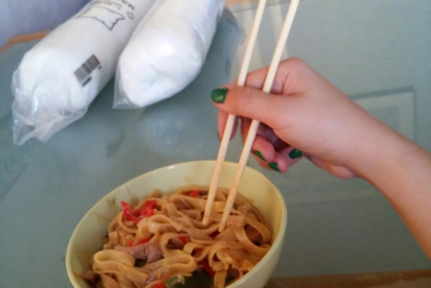 Пшеничная лапша с курицей в соево-медовом соусе