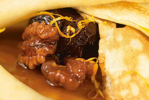 Пшеничные блинчики с соусом из чернослива, грецких орехов и апельсинового сока