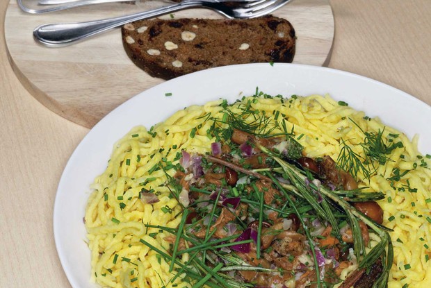 Пшеничные клецки с тушеными грибами и розмарином