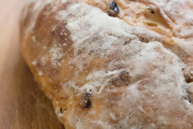 Пшенично-ржаной дрожжевой хлеб с изюмом и тмином