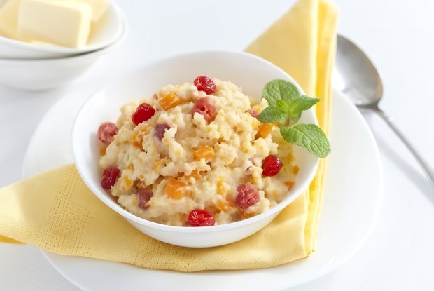 Пшенная каша с бананом, корицей и вяленой клюквой в мультиварке