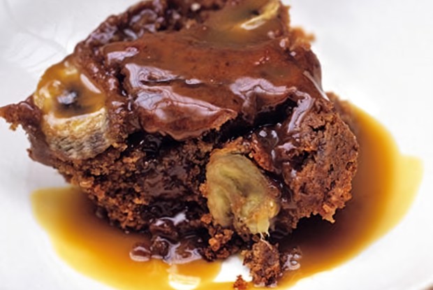 Банановый пудинг с карамельным соусом и финиками