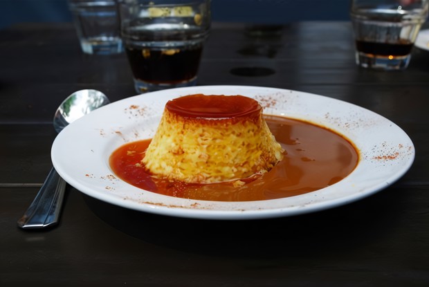 Пудинг из печенья с ягодным соусом