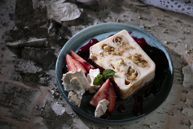 Пудинг из ряженки с блинами и печеными яблоками