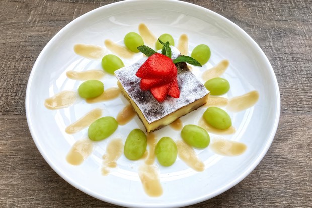 Пудинг на манке с изюмом, запеченный в духовке