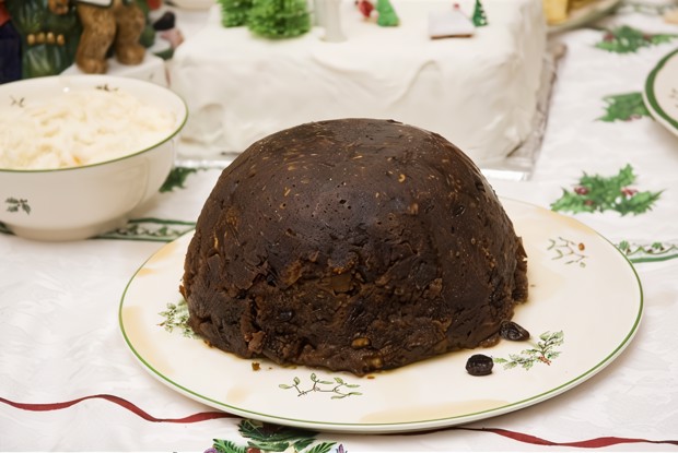 Пудинг с яблоками, изюмом и цукатами