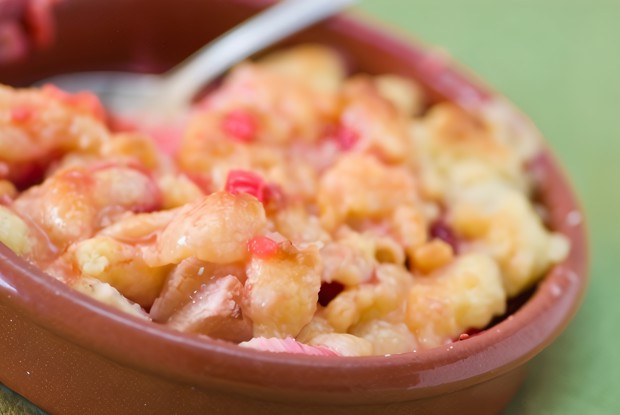 Пудинг с ревенем и клубникой