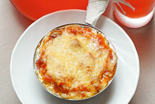 Пулярда, запеченная с помидорами