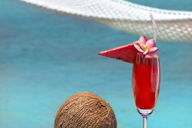 Пунш с шампанским, малиной и ликером «Малибу»