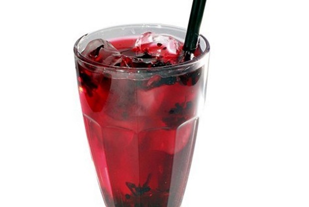 Пунш со смородиной, клюквой, водкой и розовым вином