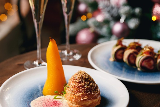 Пьяная груша с краффином и муссом из горгонзолы