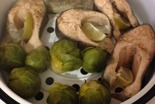 Радужная форель и брюссельская капуста на пару