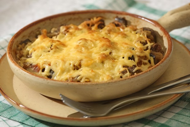 Рагу из баклажанов с говядиной под сырной корочкой