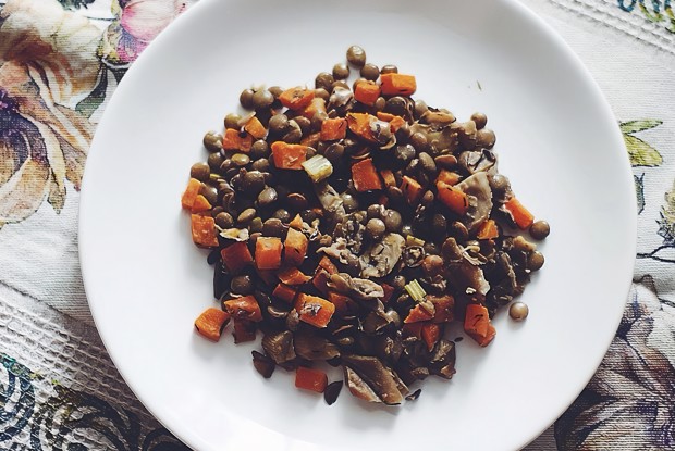 Рагу из чечевицы и белых грибов