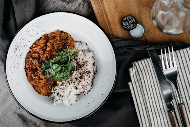 Рагу из чечевицы с рисом, кокосовым молоком и кинзой