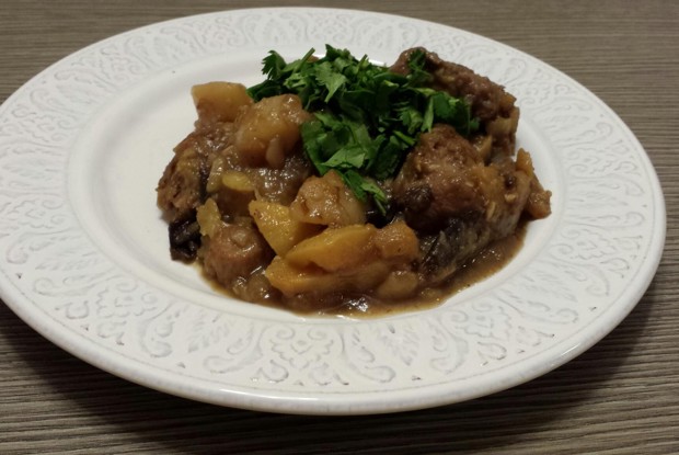 Рагу из картофеля, репы, чернослива и свиной лопатки