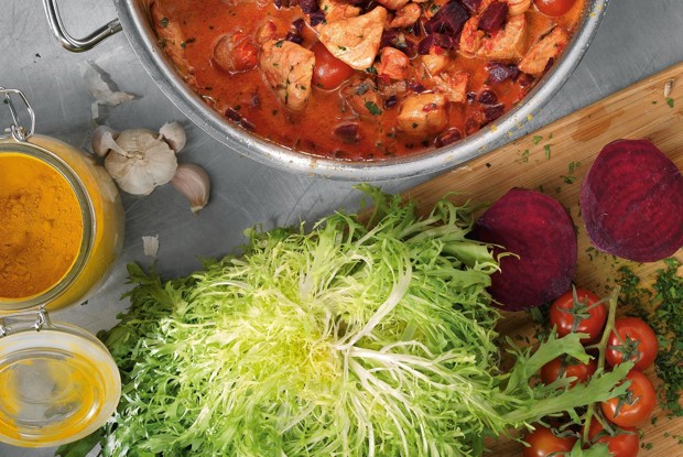 Рагу из курицы со свекольным карри